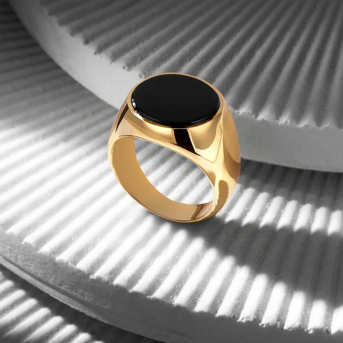 Anel Sinete Chevalier Pedra Preta Onix em Ouro 18k 750