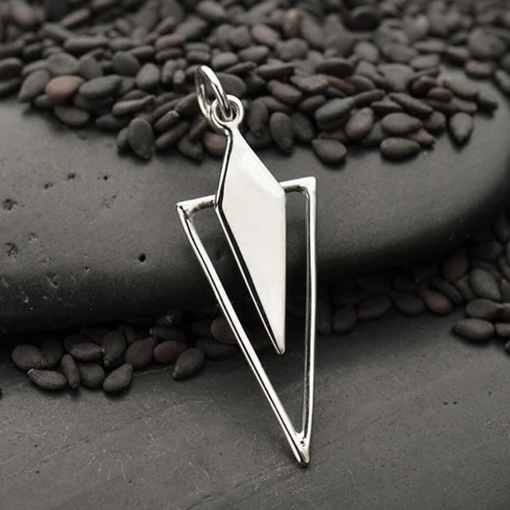 Colar com Pingente de Triangulo em Prata 950