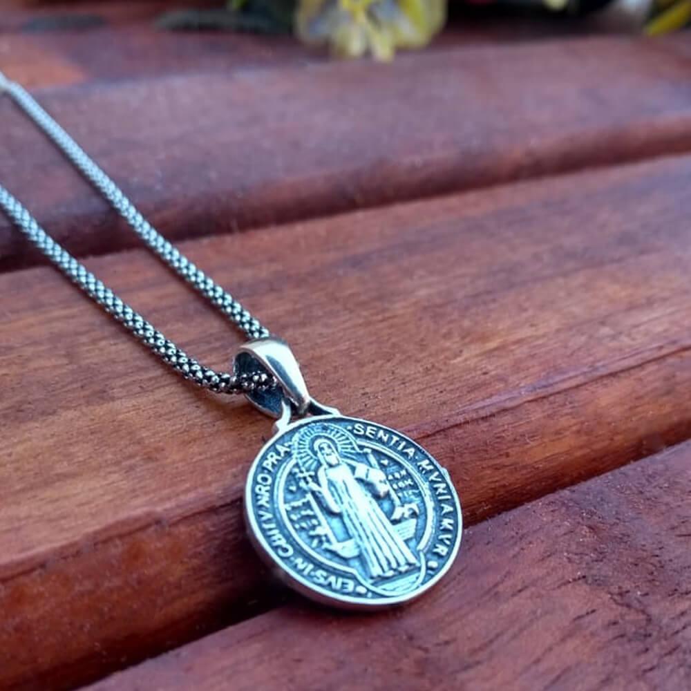 Colar com Medalha de São Bento em Prata Envelhecida 925 - 40 cm